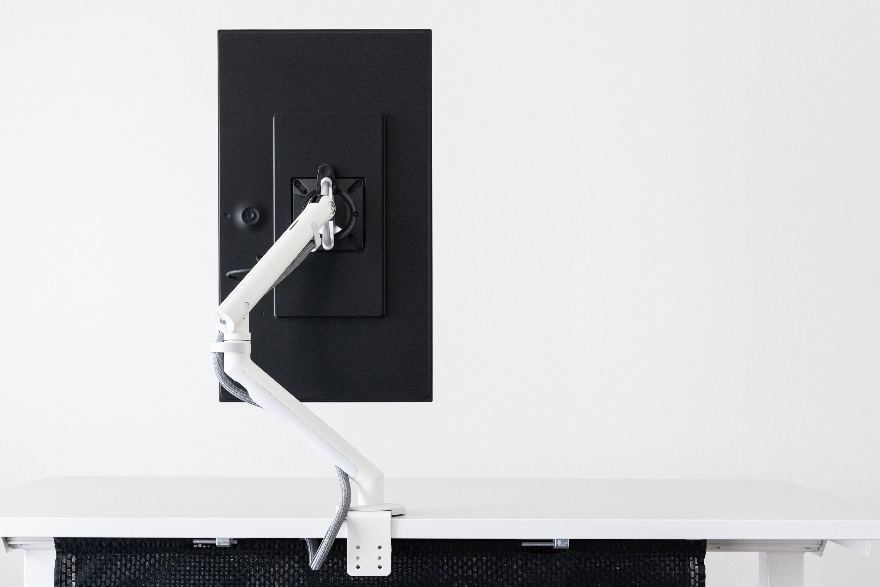 PREDUCTSよりハーマンミラーのモニターアーム『Flo Monitor Arm (White