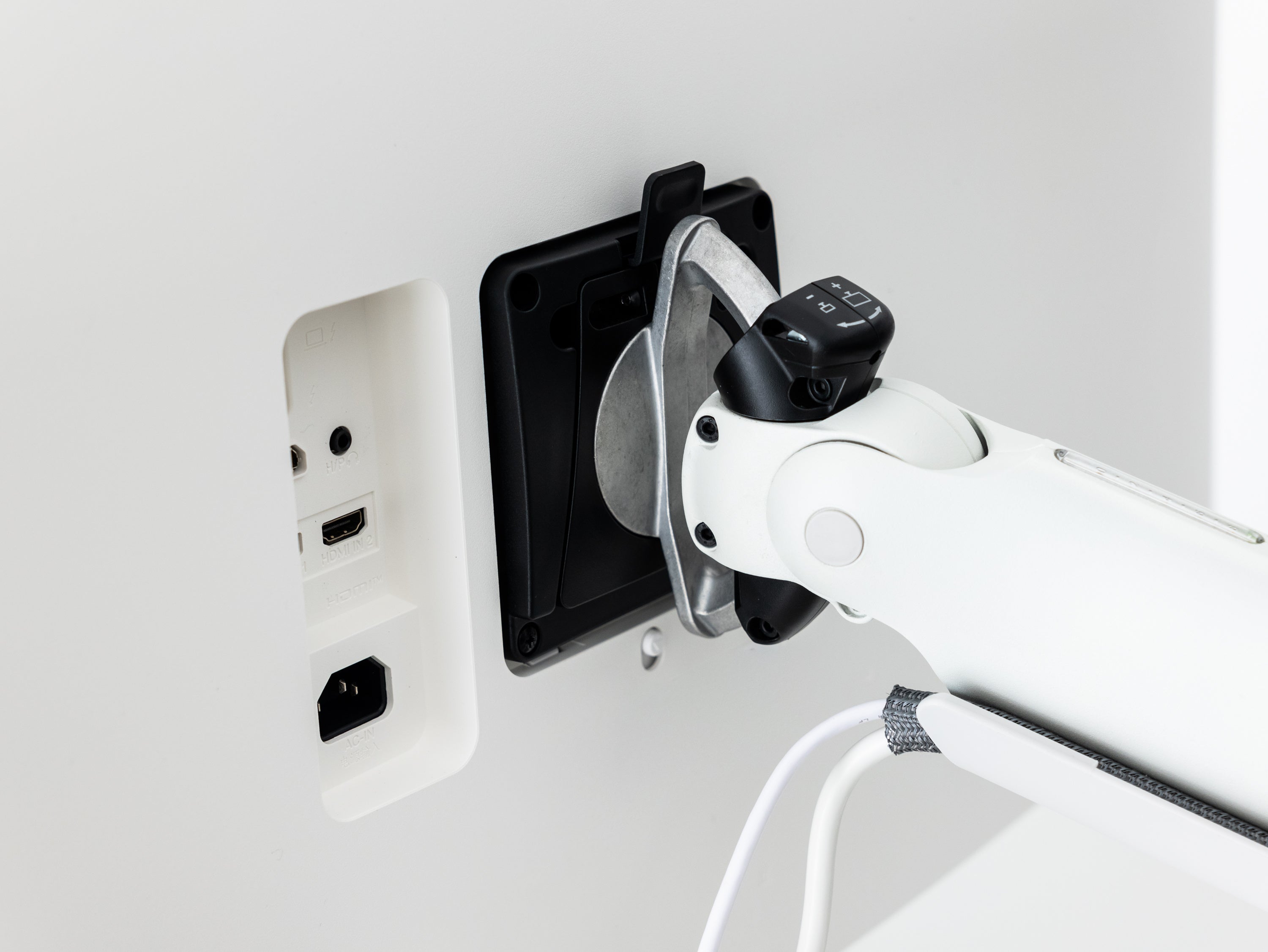 PREDUCTSよりハーマンミラーのモニターアーム『Flo X Monitor Arm』を