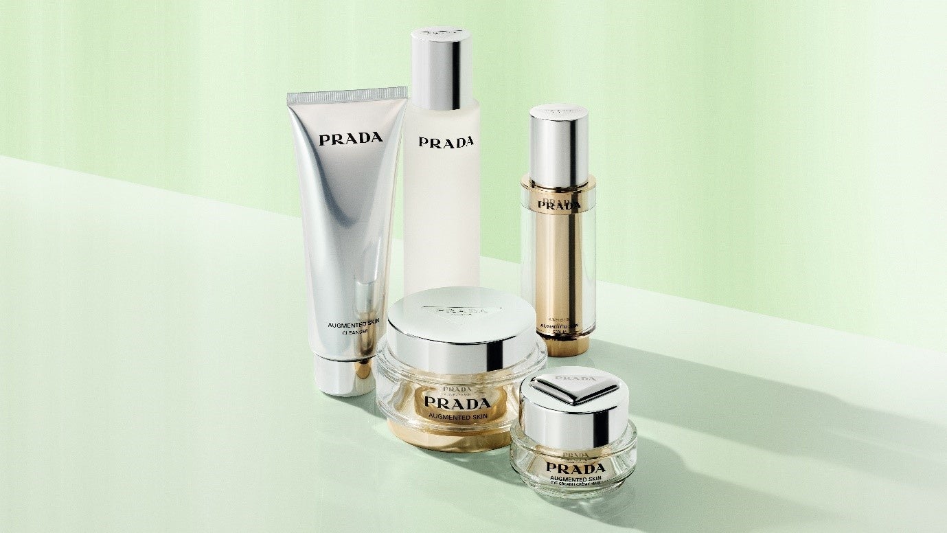 プラダ ビューティ＞ビューティツールによる心地よいケアとともに目元