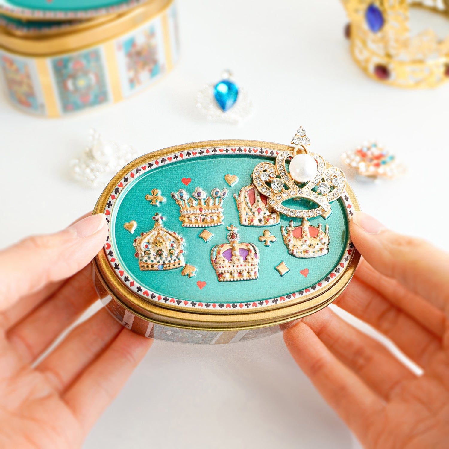 8枚のガラス絵をデザインした、2025年バレンタイン限定『ネコの