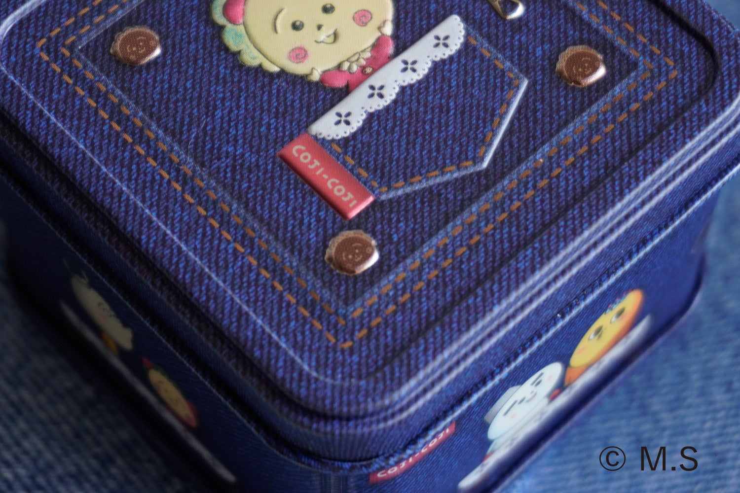 デニム素材風デザインのミニ缶がコジコジだらけに！待望の『コジコジ缶