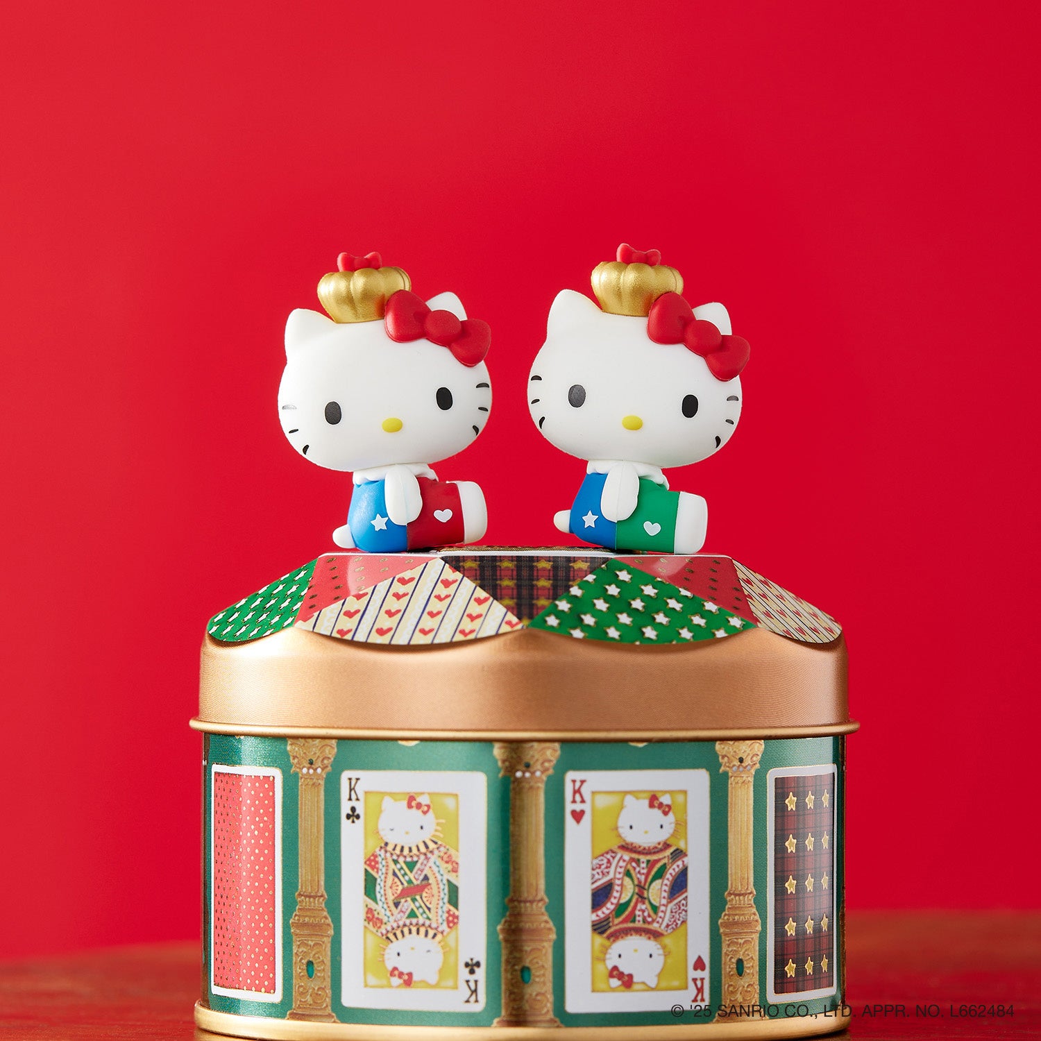 王冠ハローキティのフィギュア入り、ガラス絵で描いた『ハローキティの