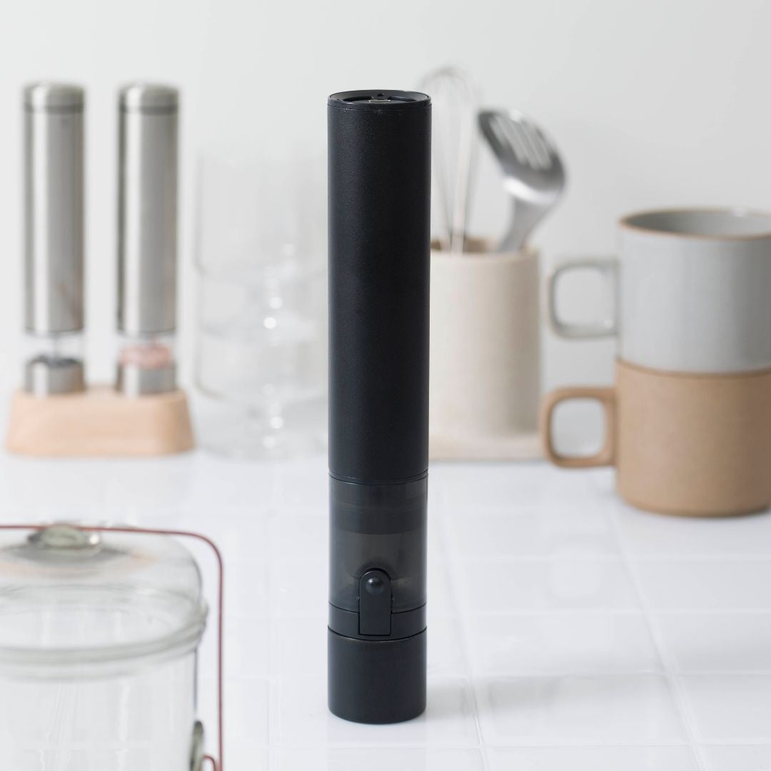 手の届く場所に置いてサッとお掃除 約350gの軽量ハンディクリーナー