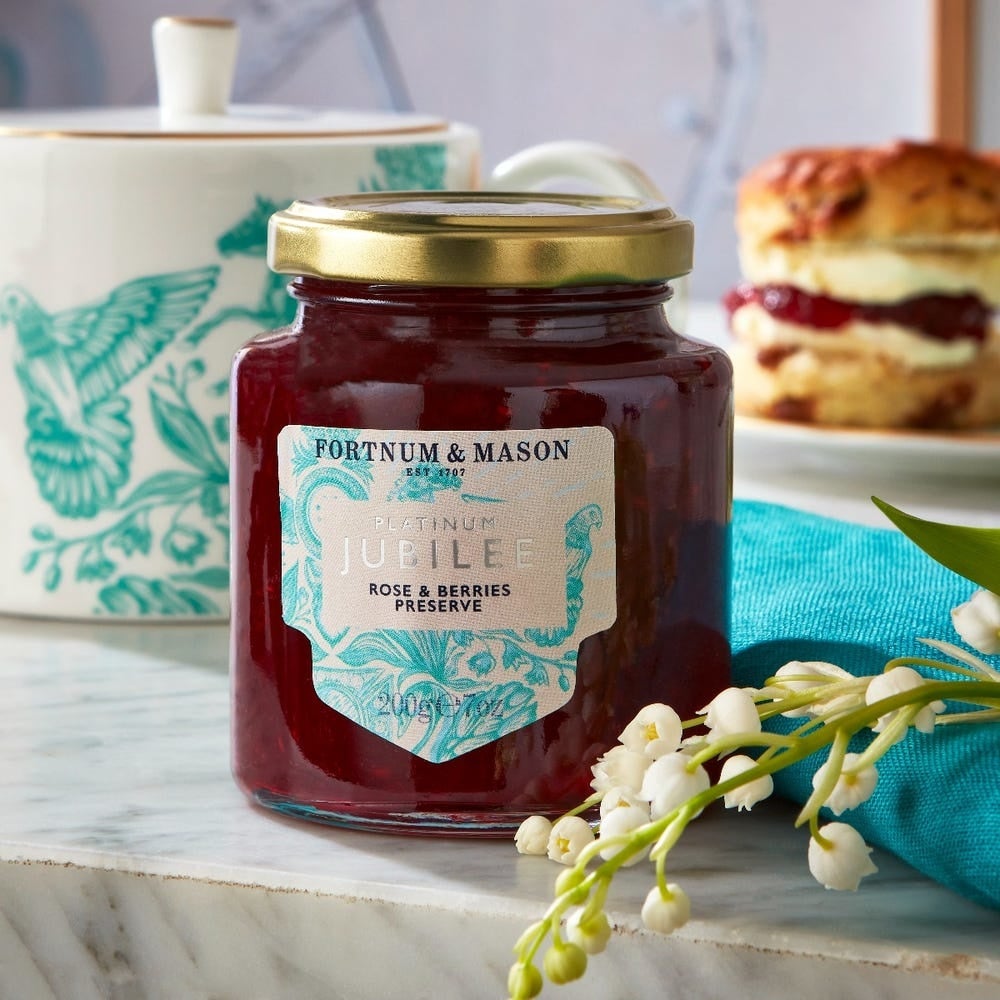 2022年は英国エリザベス女王即位70周年 女王の王冠モチーフの