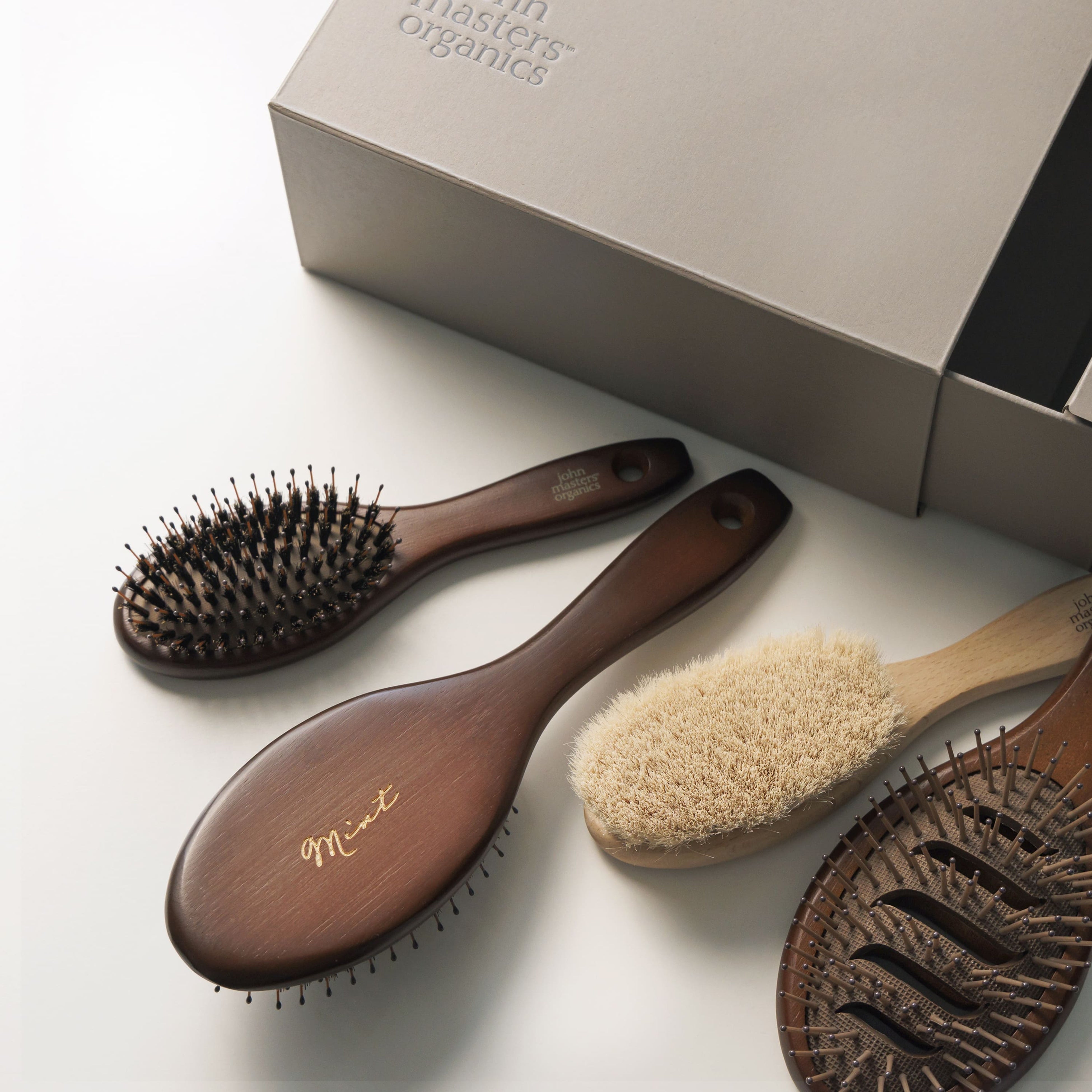 心にささるエモいギフトとは年間16万本以上！爆売れヘアブラシへ想いを