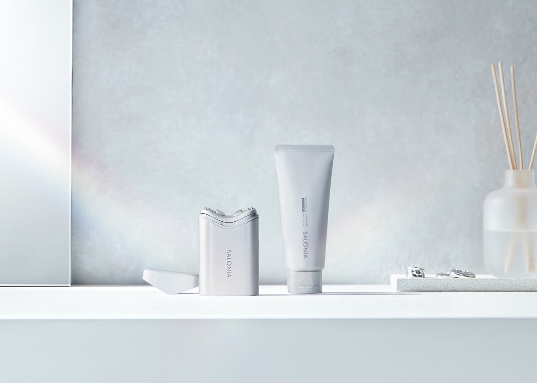 まるでエステ、たった5分、グイっと引き上げリフトケア*美顔器！ RF