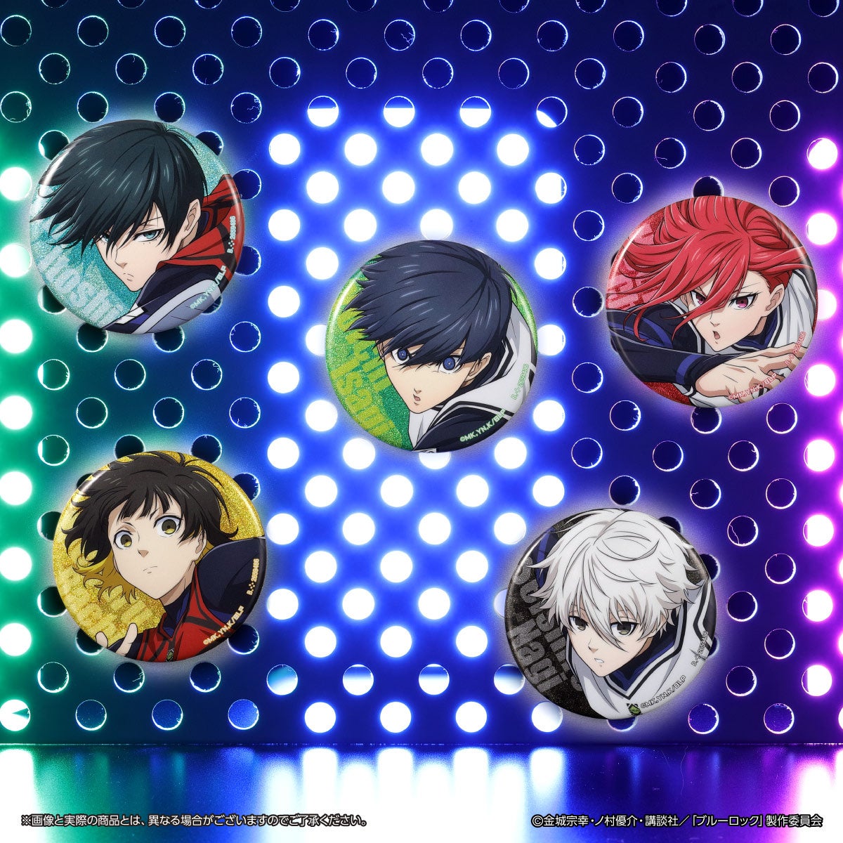TVアニメ『ブルーロック』のアクリルスタンドと缶バッジがガシャポン