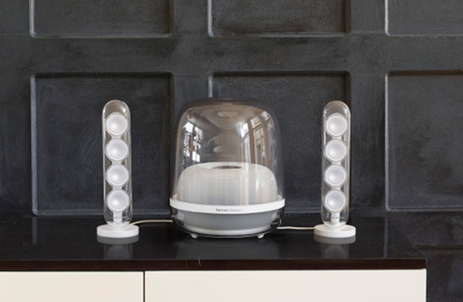 ニューヨーク近代美術館に収蔵された実績を持つHarman Kardonを代表