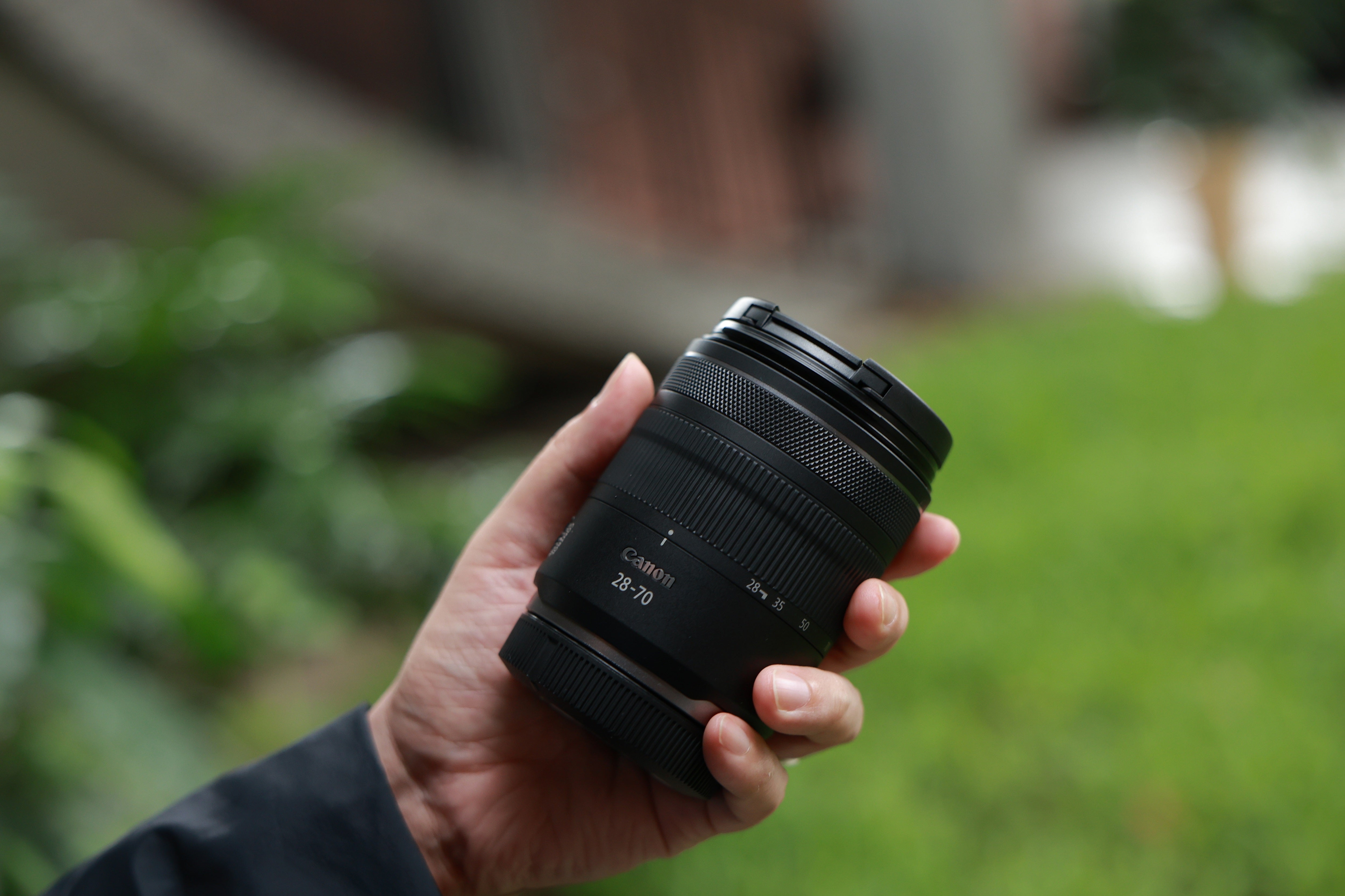 本格的な撮影を身近にする標準ズームレンズ“RF28-70mm F2.8 IS STM”を