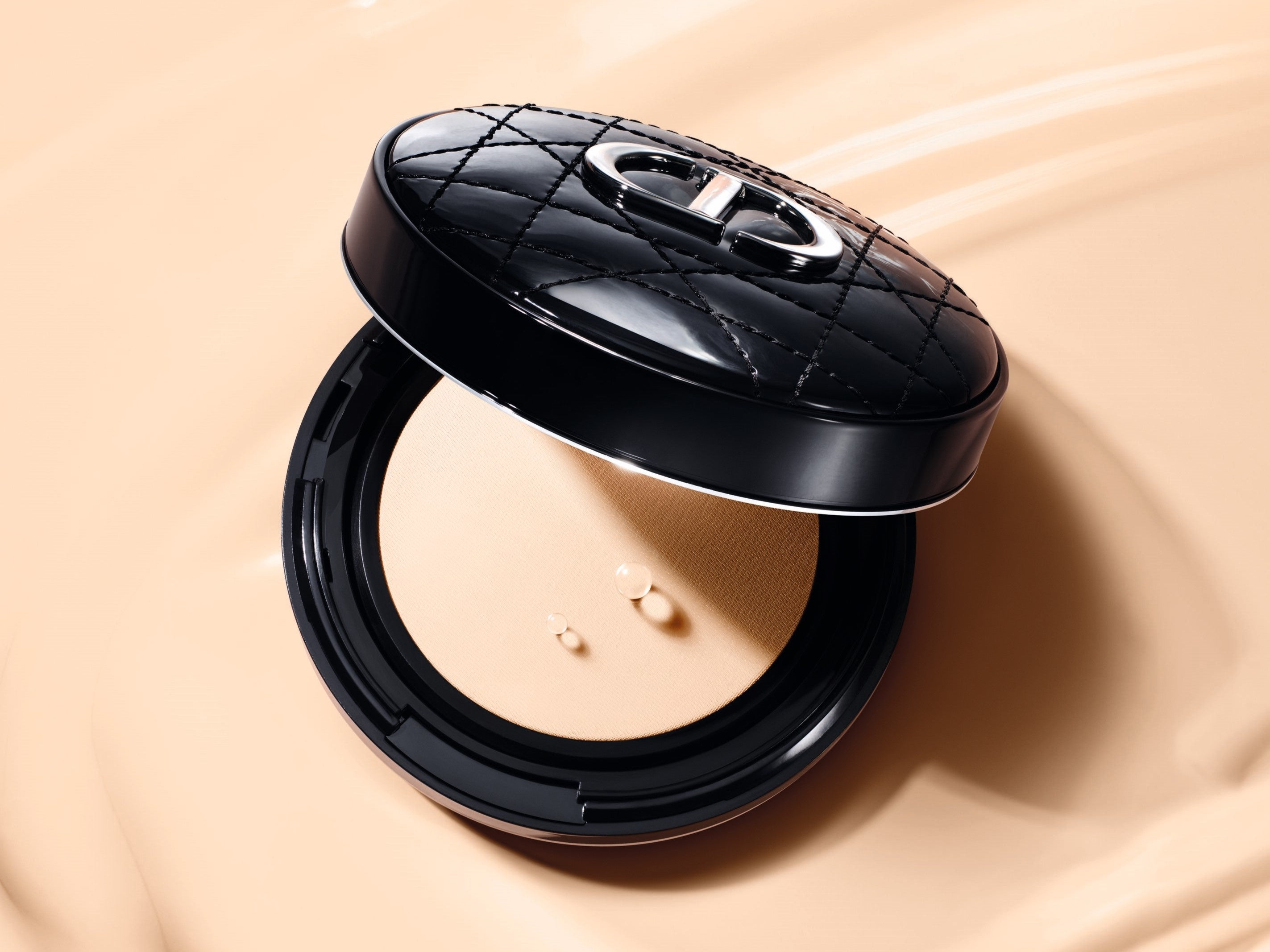 ディオール初の美容液メッシュ クッション誕生 革新的ジェル パウダー