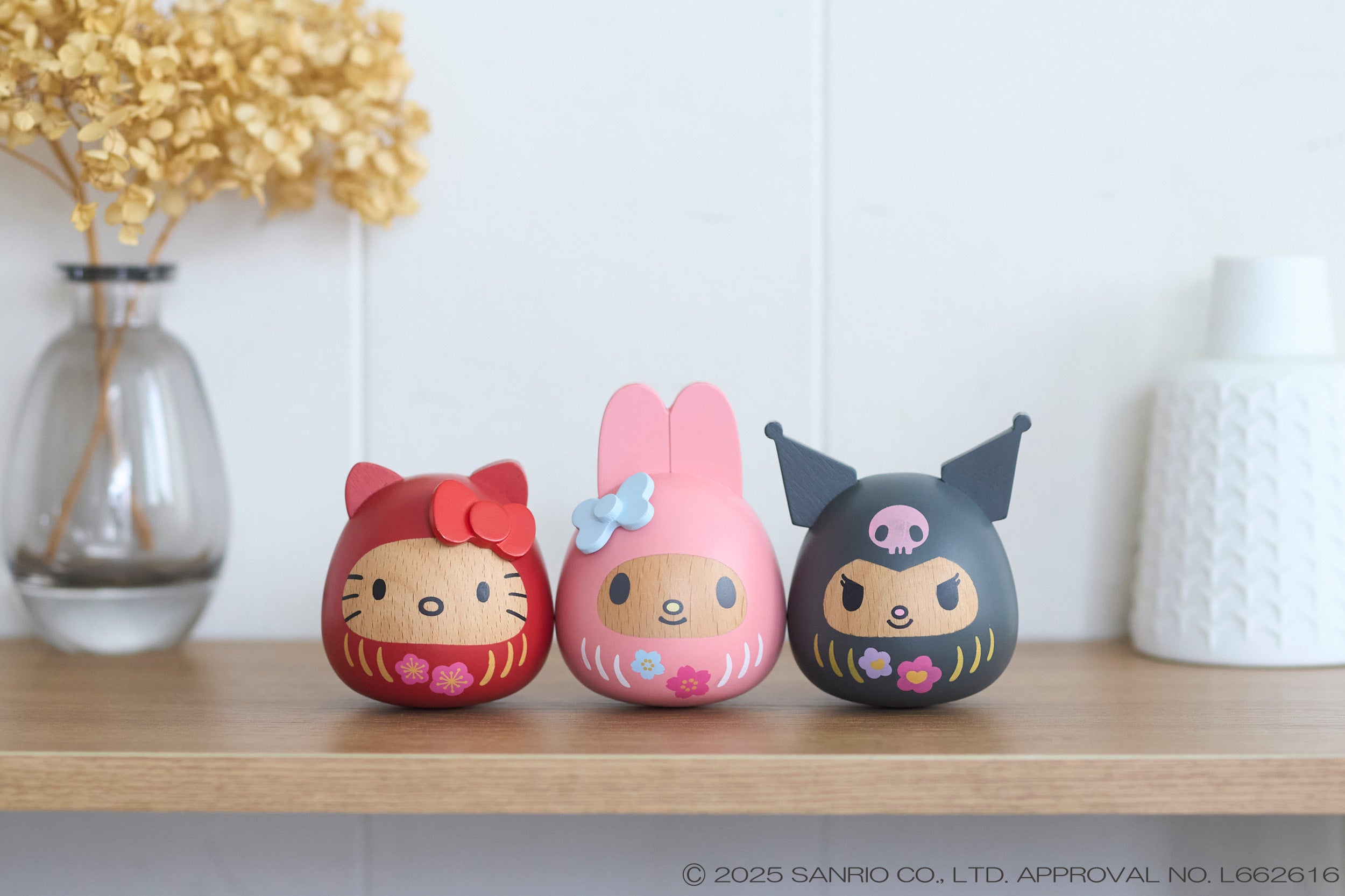 株式会社ニチガン】ハローキティ、マイメロディ、クロミの木製だるまが