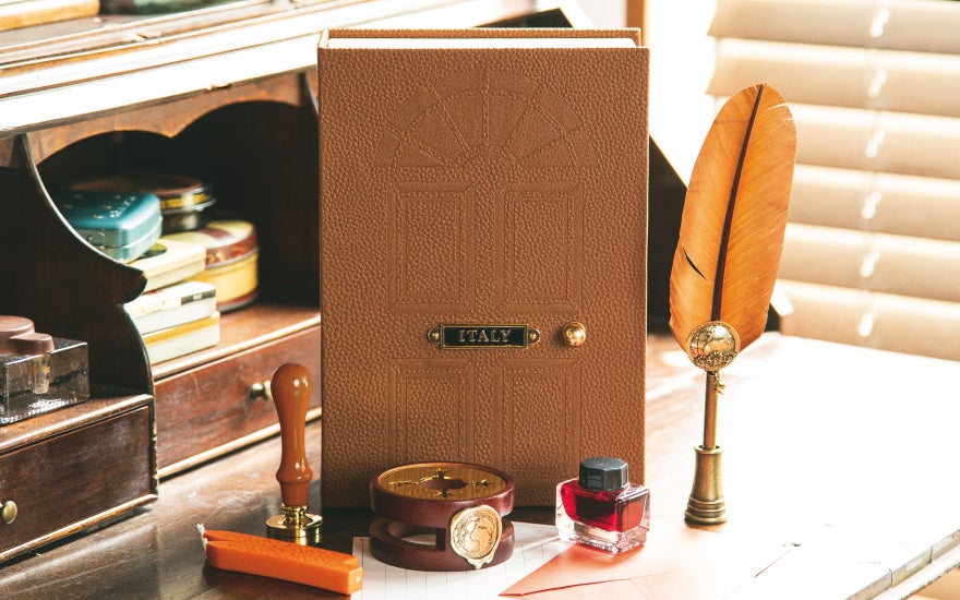 アニメ『ヘタリア World☆Stars』より、デスクの上を彩るインテリア