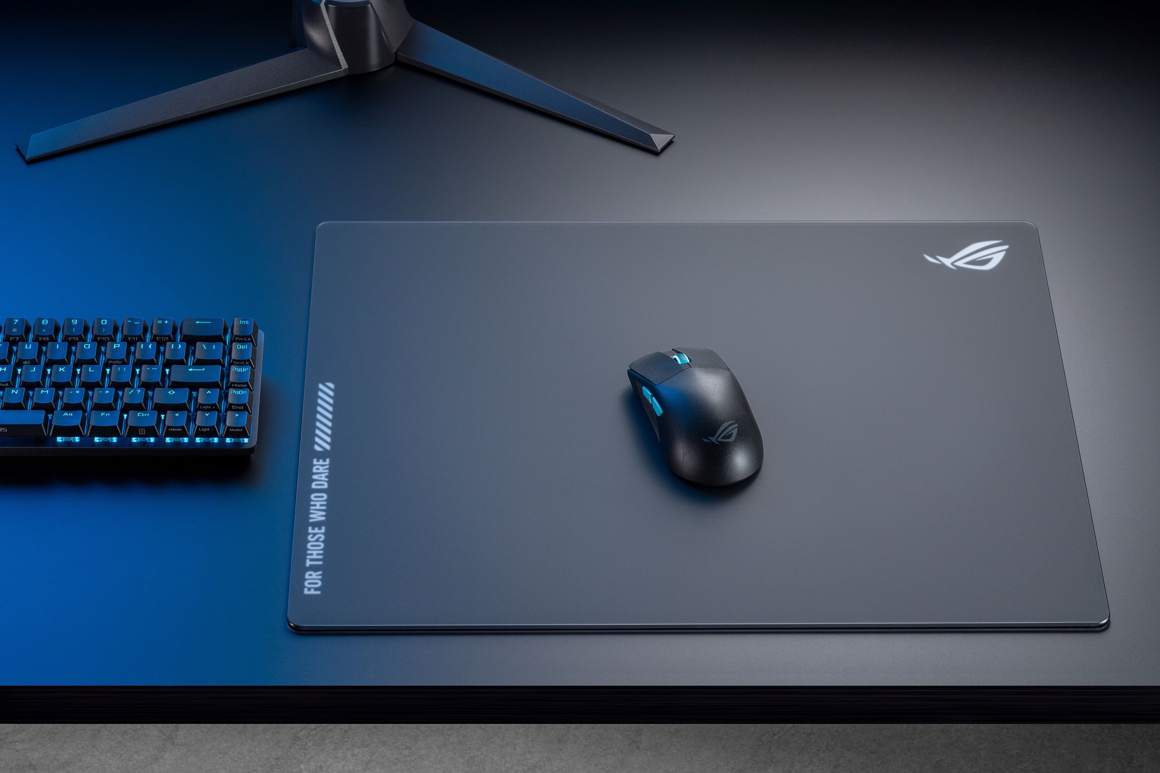 ASUSのゲーミングブランドRepublic Of Gamersより、初の強化ガラスを