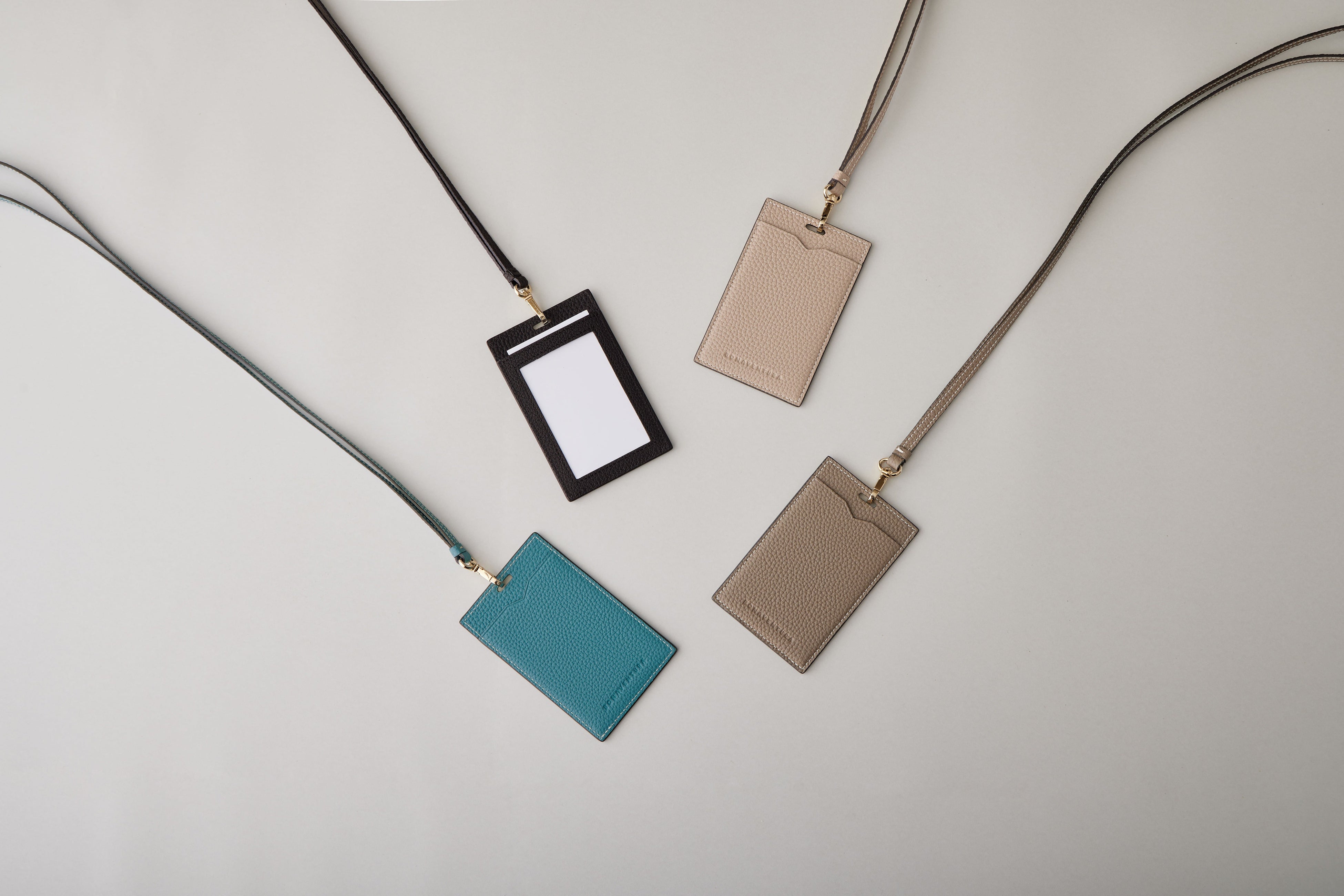 ギフトにも最適なIDカードホルダーに待望の縦型が新作で登場