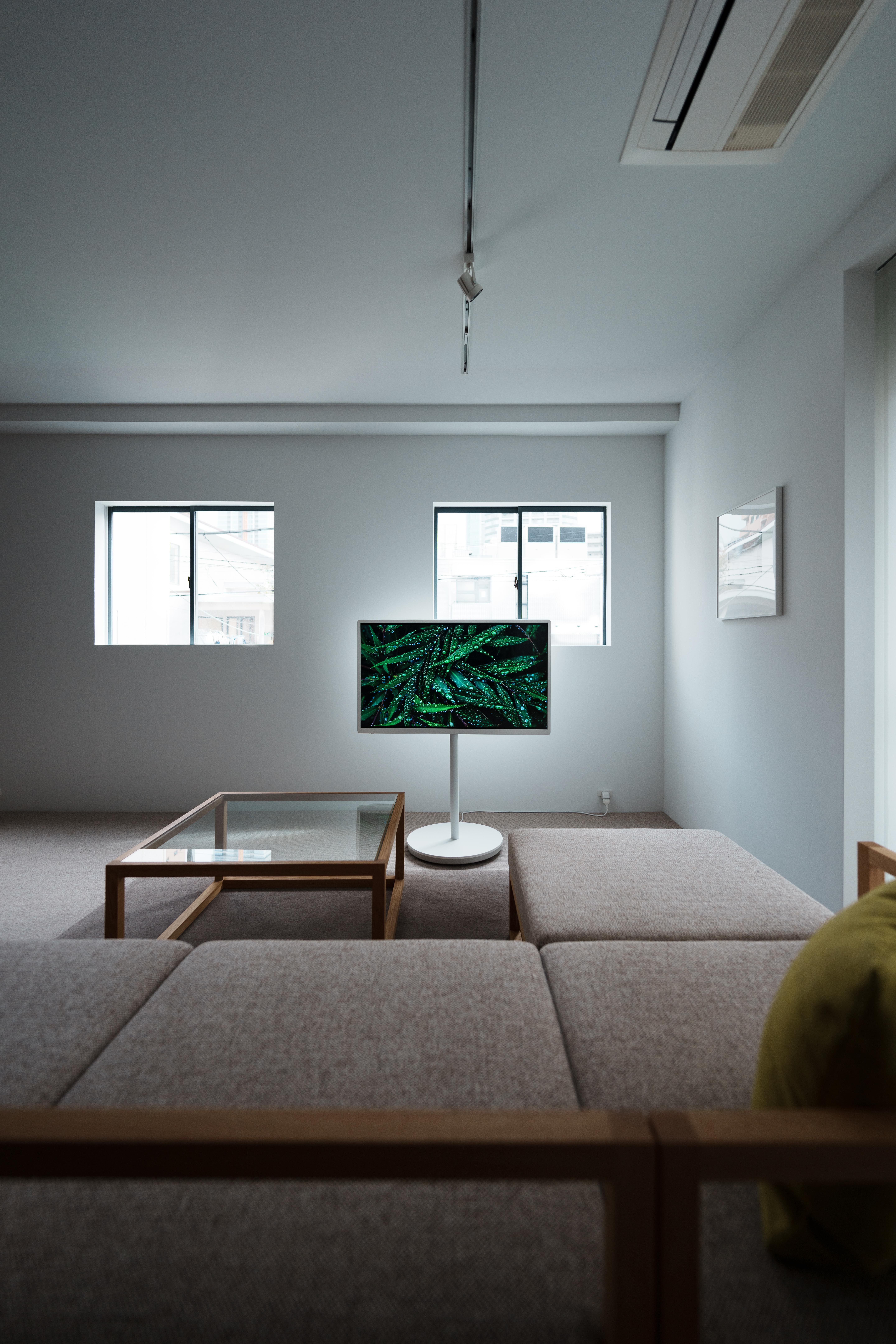 洗練された空間と、くつろぐ時間。そこに自然と溶けこむテレビ