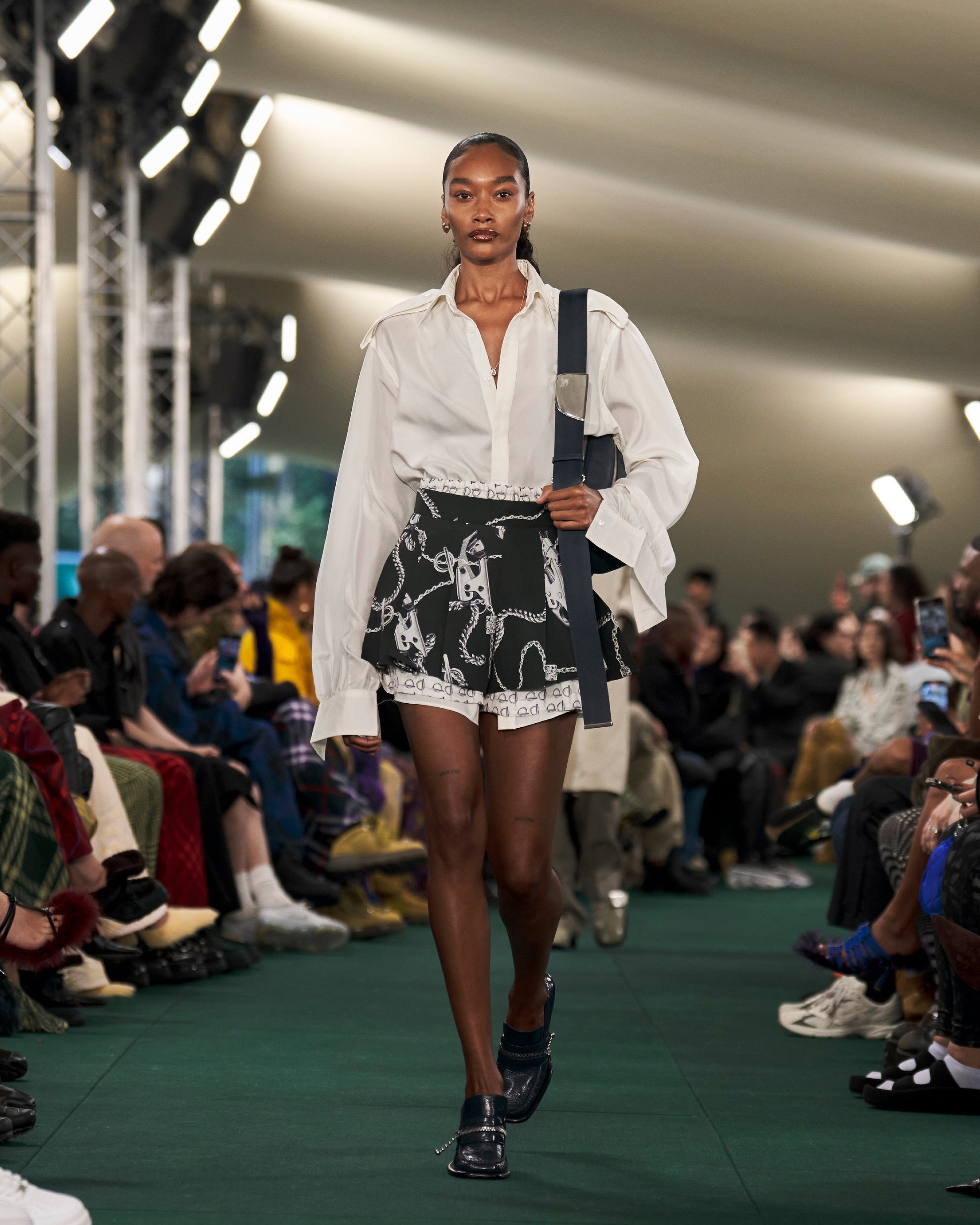 バーバリーが2024年サマーコレクションを発表 | バーバリー・ジャパン