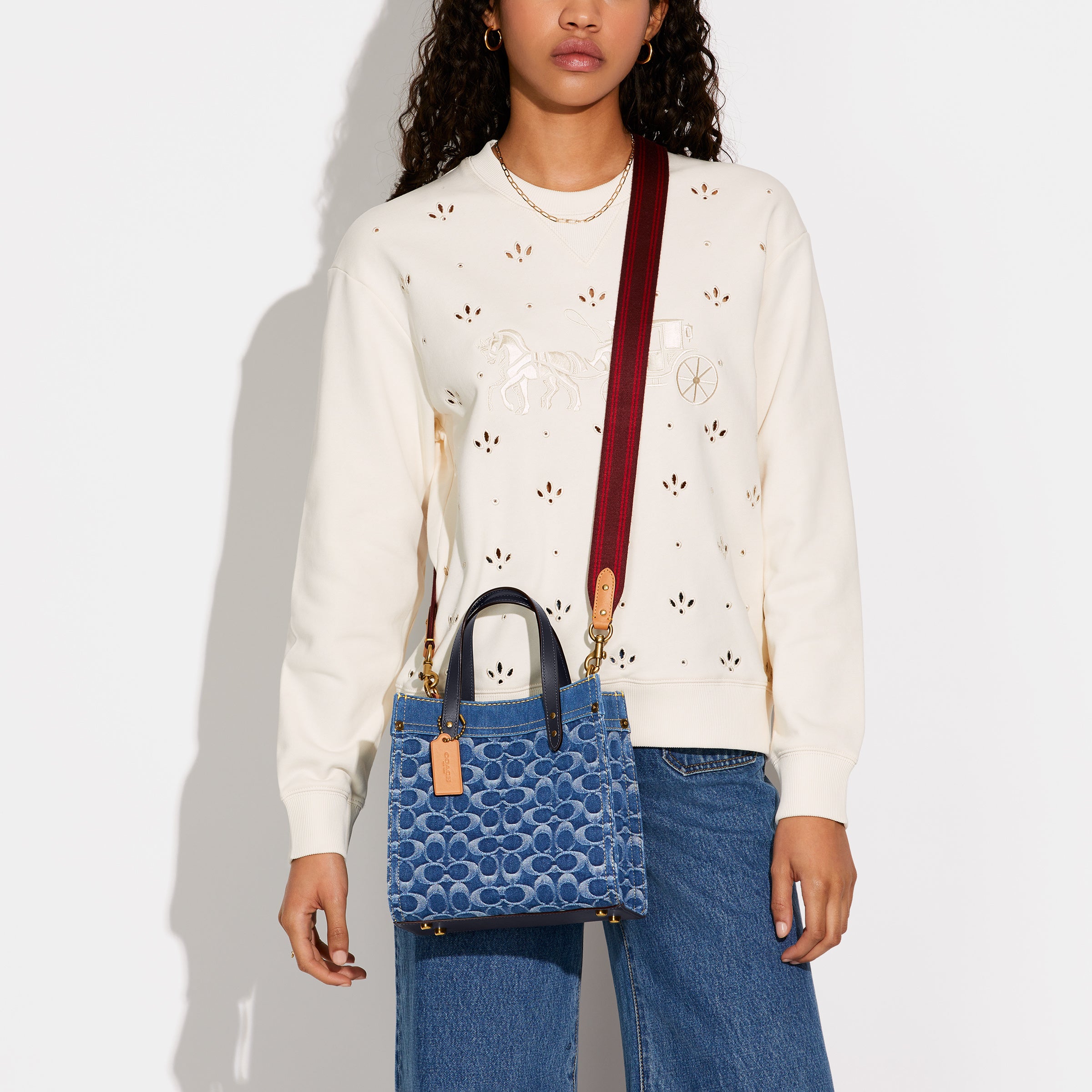 コーチ、 “Denim” コレクションを発売 | タペストリー・ジャパン合同