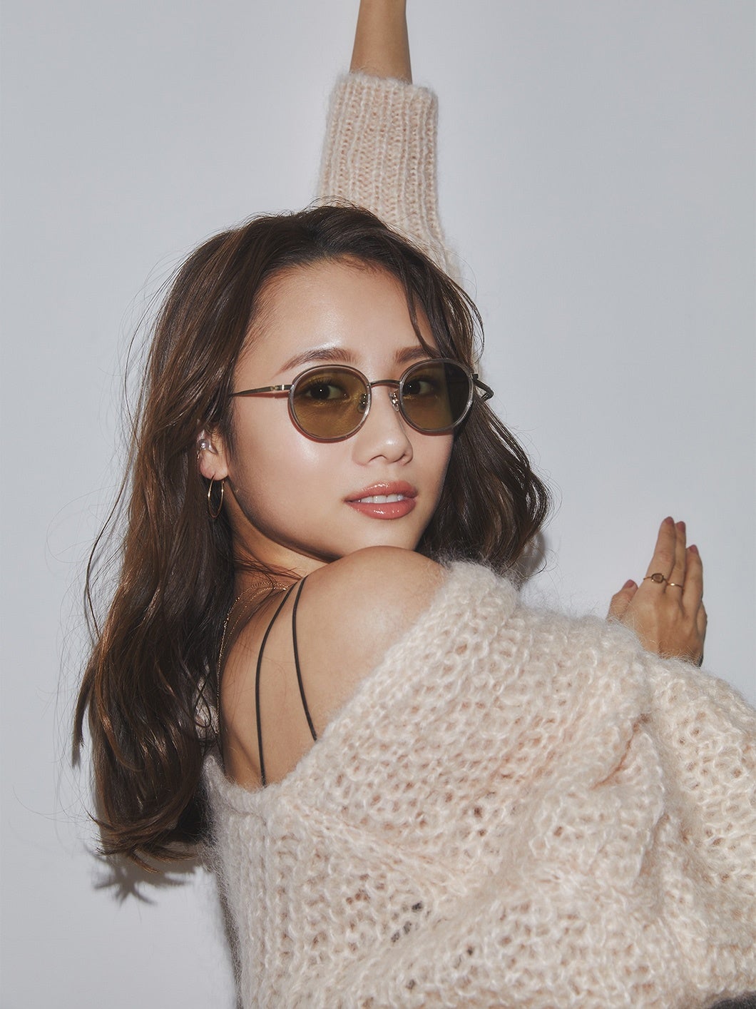 メガネブランド「Zoff」と人気モデル/クリエイターの伊原 葵さんが