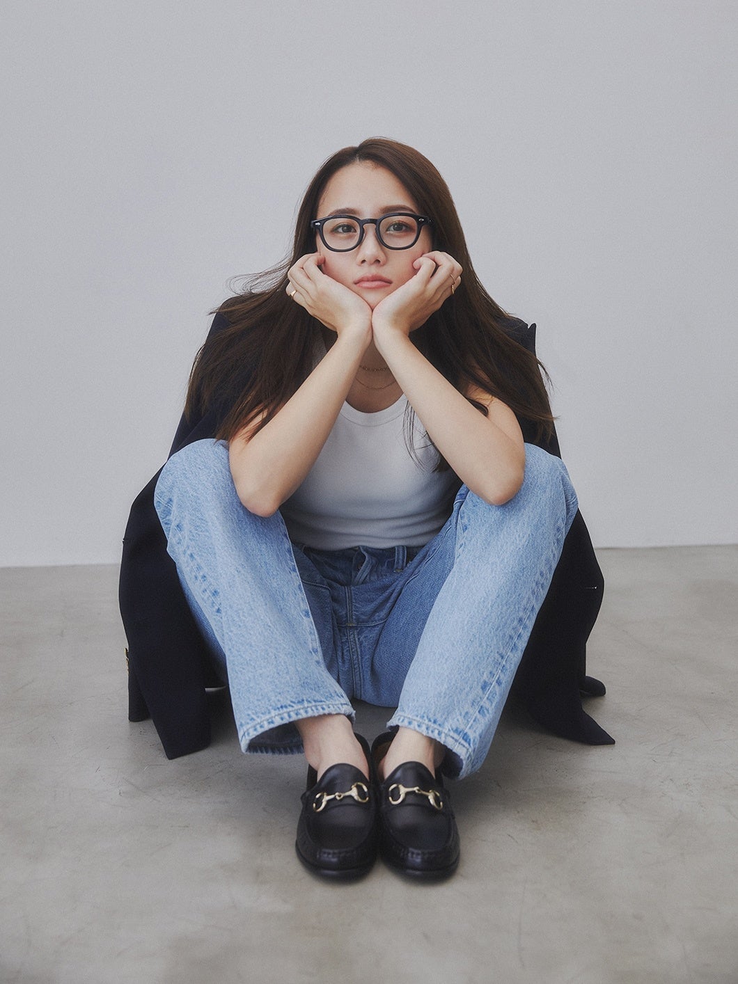 メガネブランド「Zoff」と人気モデル/クリエイターの伊原 葵さんが