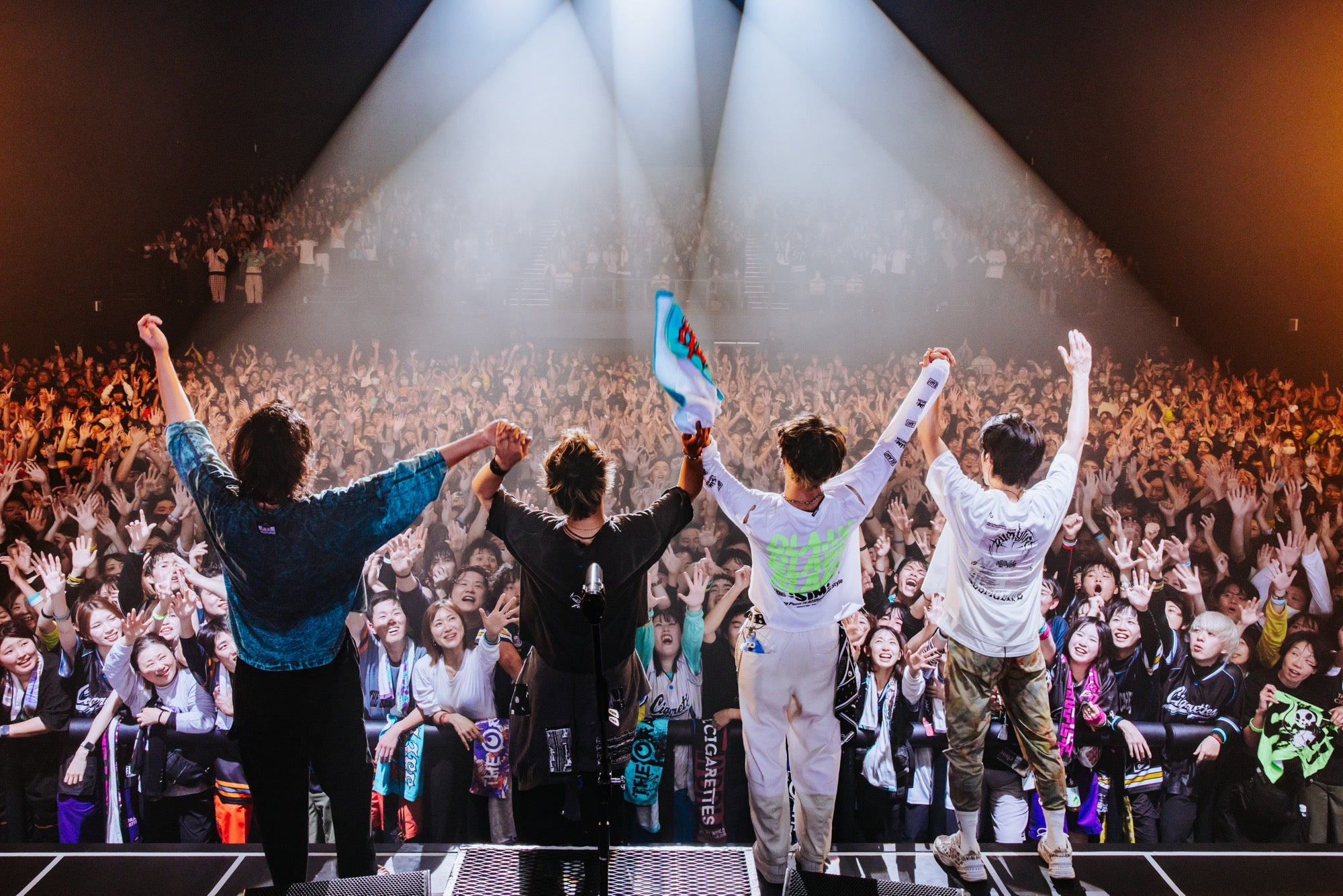 THE ORAL CIGARETTESがSiMと狂宴、盟友集った対バンツアー完走 | 株式