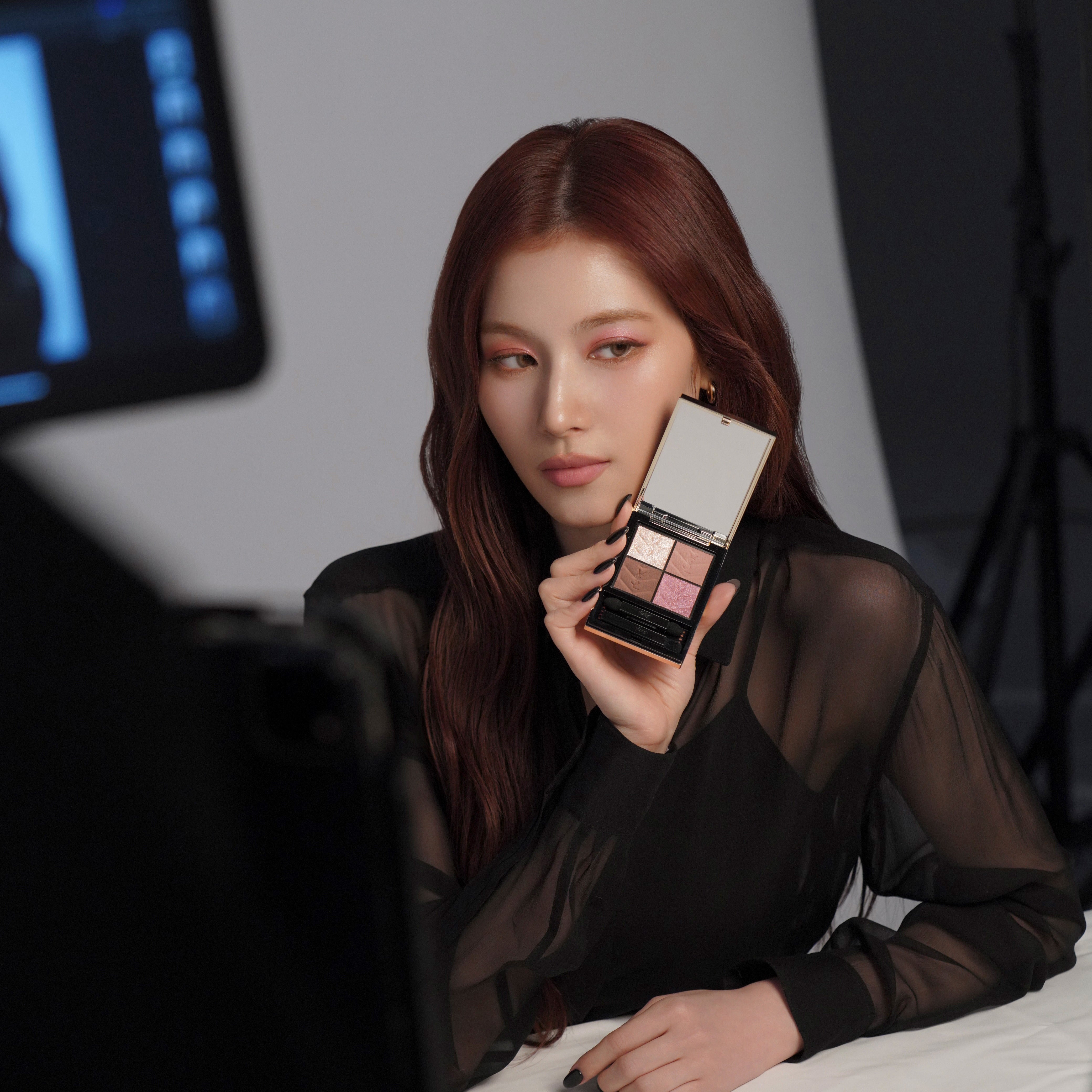 TWICE SANAが、YSLアイコンアイシャドウ「クチュール ミニ クラッチ