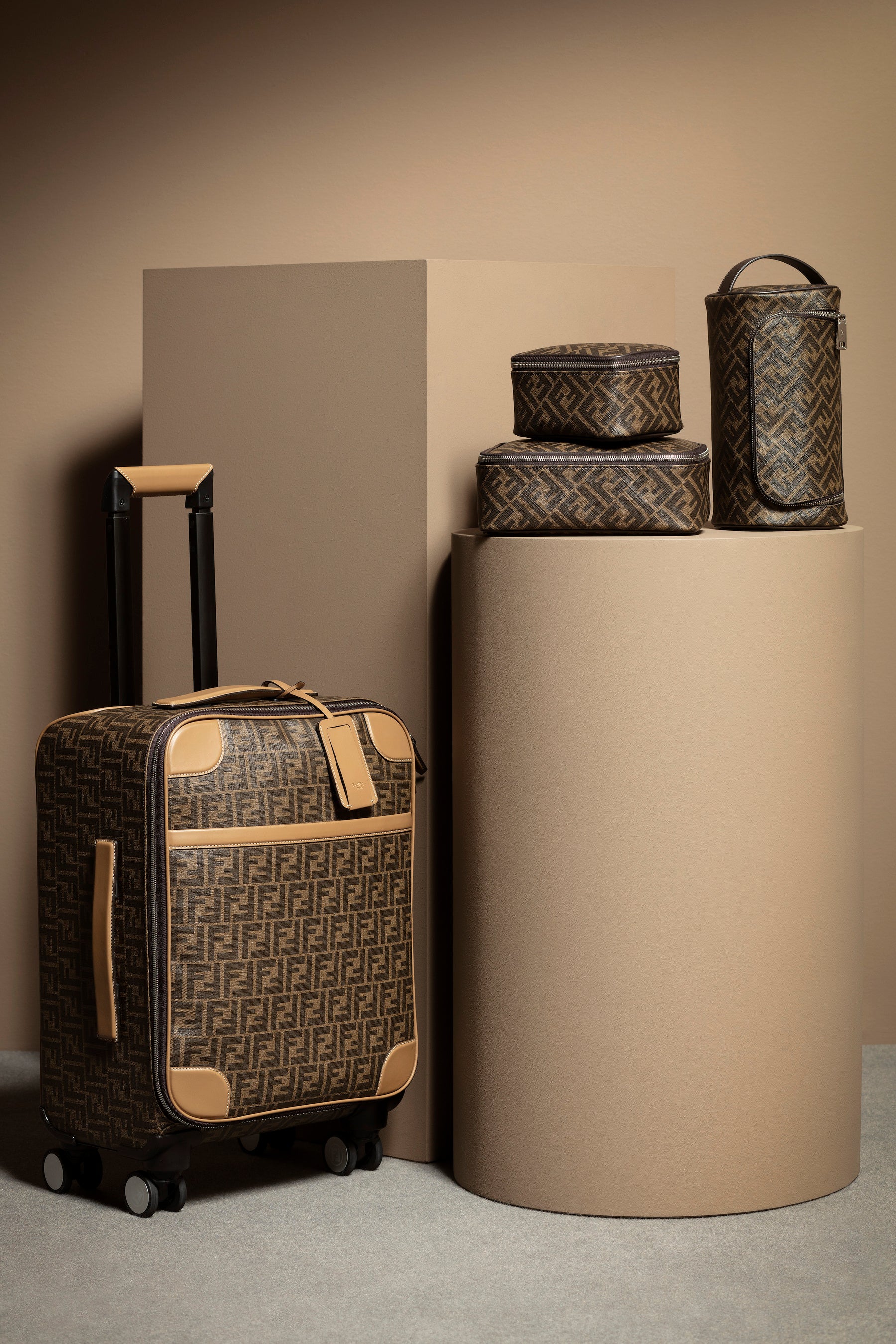 フェンディ、メゾンのレザーグッズを探索する「フェンディ クラシック