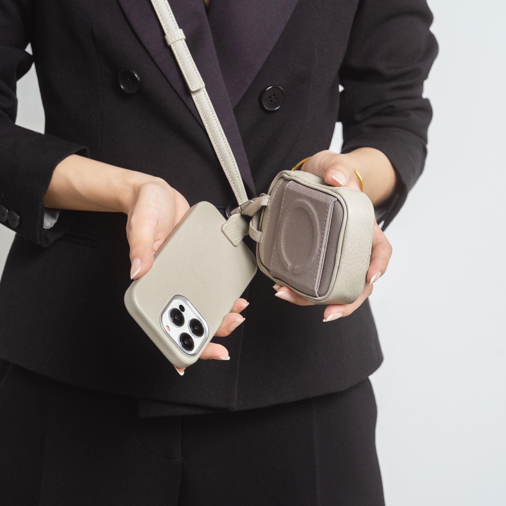 objcts.ioからアイコニックな新型レザースマホショルダーが登場