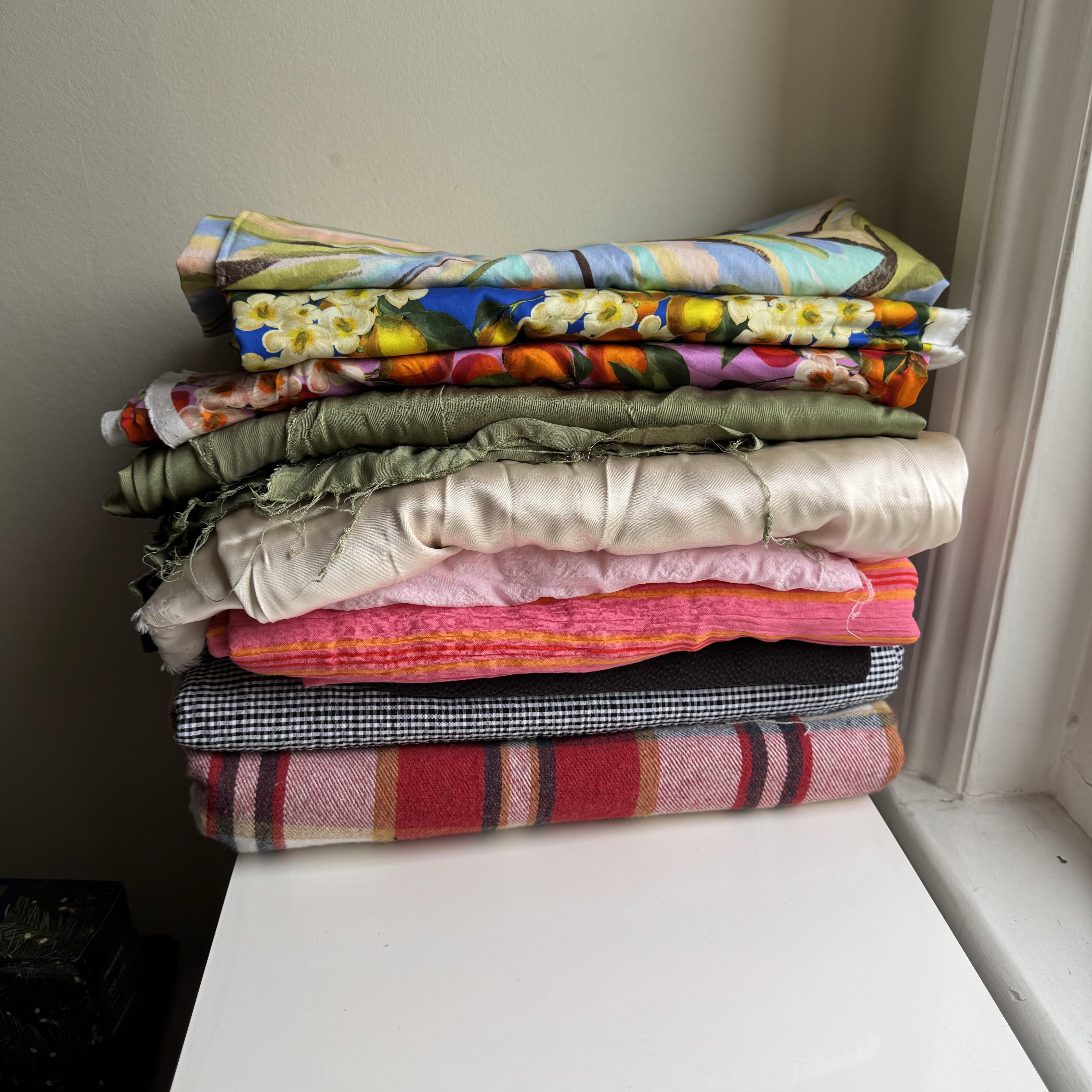 Deadstock Fabric Giveaway London : r/sewing