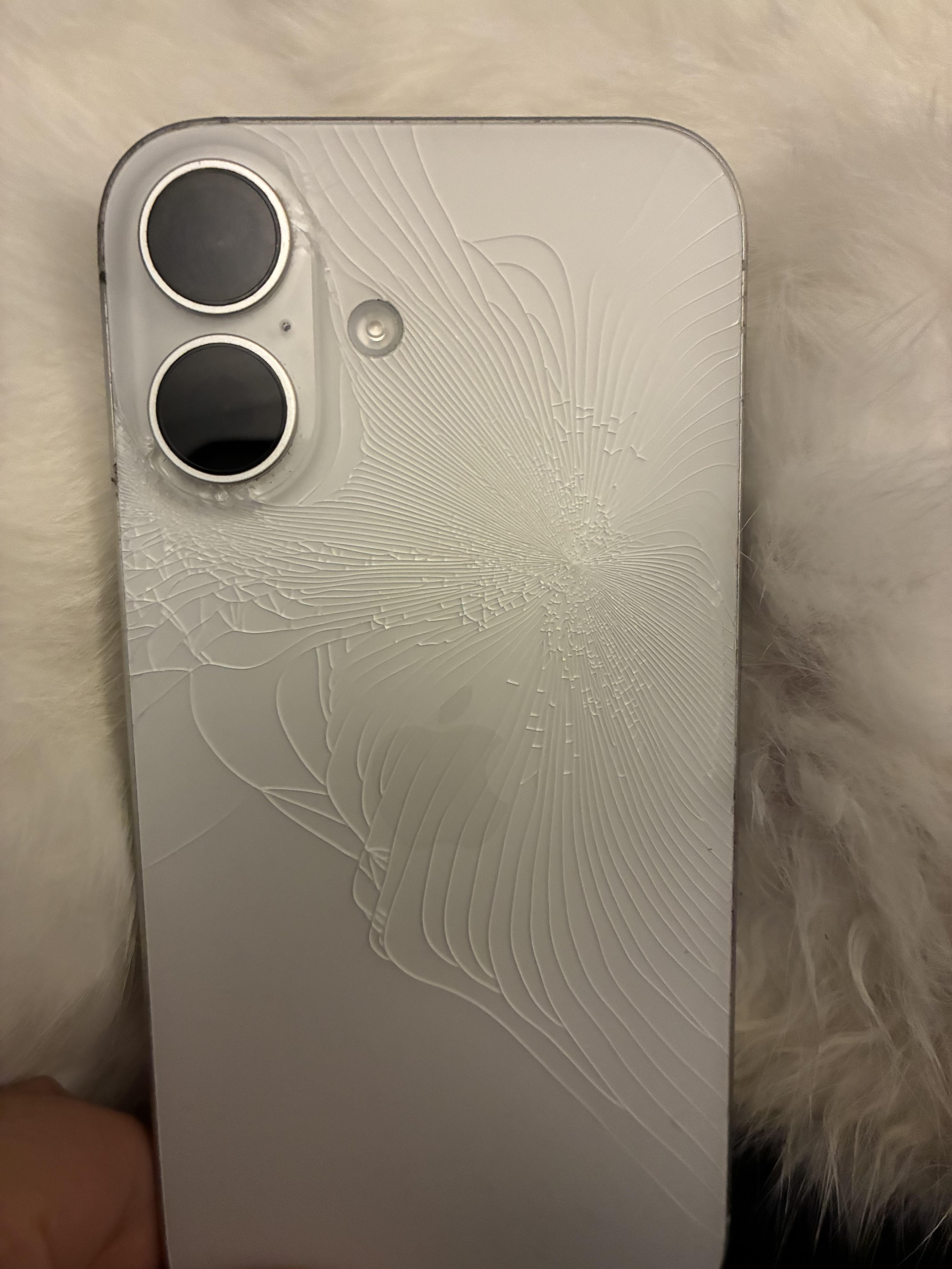 iPhone 16の背面ガラスが割れてしまったのですが、最善の方法は何