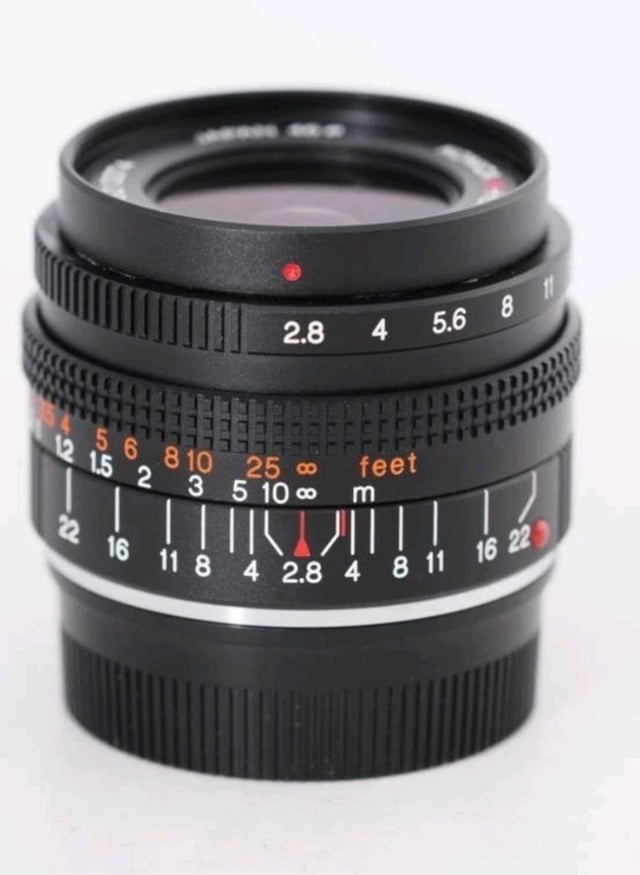 Voigtlander, if you are listening, this is the way you do a focus