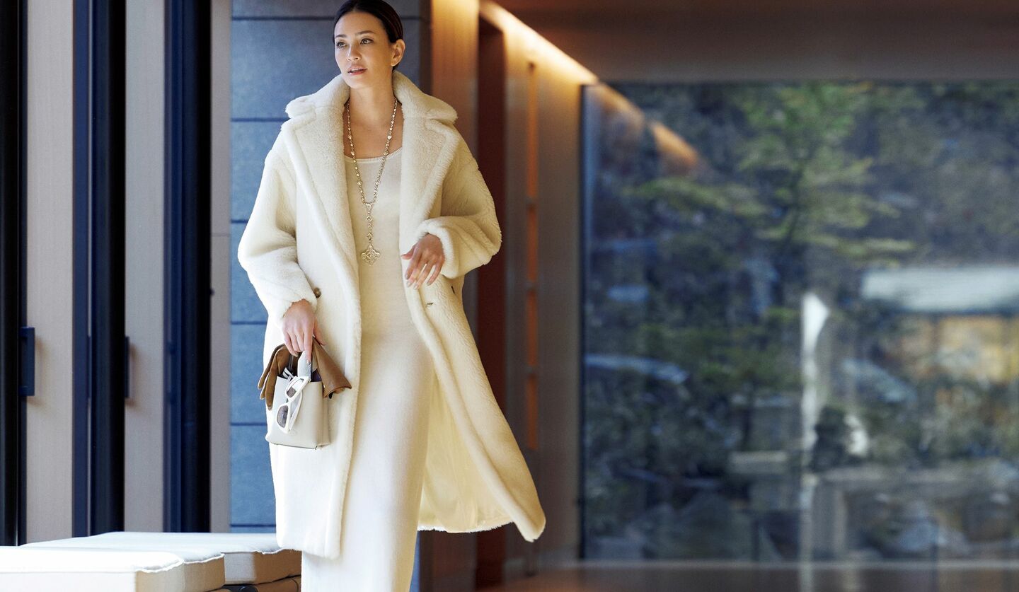 マックスマーラ」のニットワンピース×テディベアコートで、リッチな冬