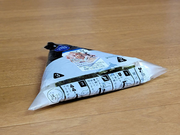 コンビニおにぎりを取り出す→「まさかの状態」に…… 圧縮された