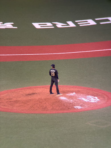 スマホに“16倍望遠レンズ”を付けて野球場を撮影したら…… “衝撃の鮮明度