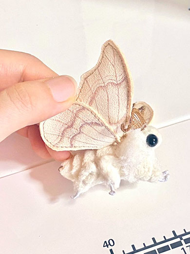 もふもふした「カイコガのぬいぐるみ」が天使レベルにかわいい