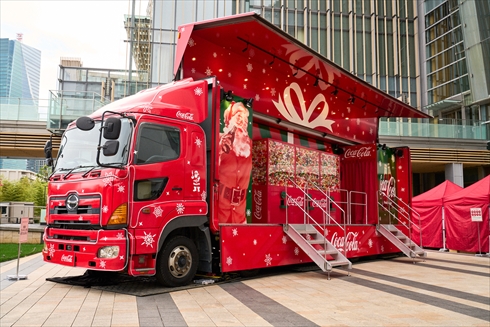 全員もらえるプレゼント背負った“コカ・コーラサンタ”が日本縦断