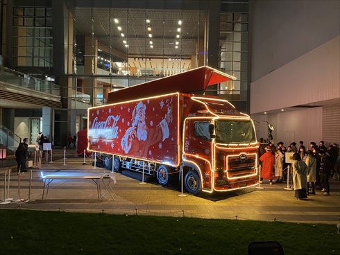 全員もらえるプレゼント背負った“コカ・コーラサンタ”が日本縦断