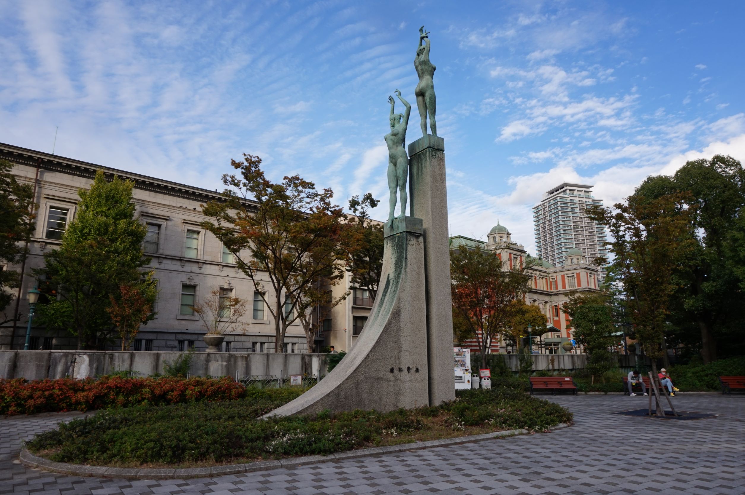 緑の賛歌」都会の川べりを散策しながら自然への賛歌をのびやかに