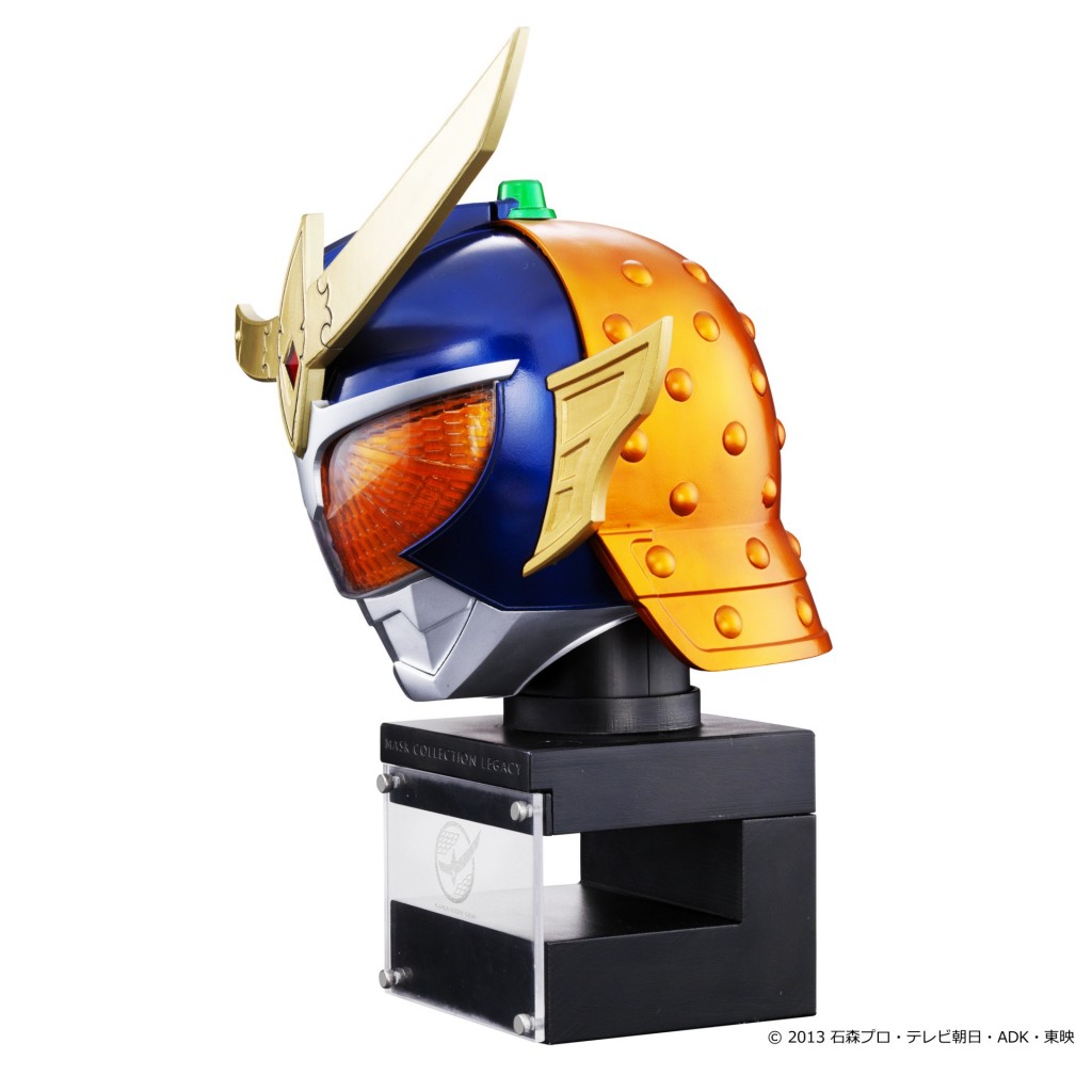 パーツチェンジ＆光るギミック搭載！ 約30cmの“仮面ライダーマスク