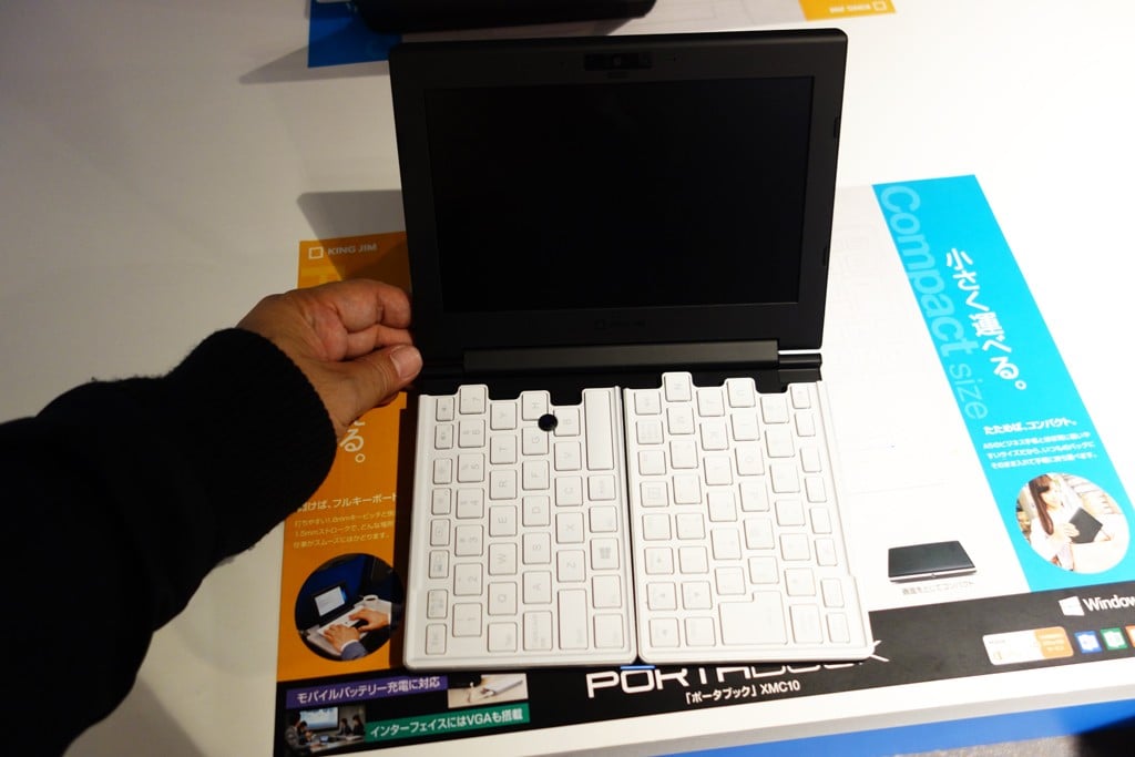 キングジムがフルサイズのキーボードと端子を搭載する折り畳みノートPC