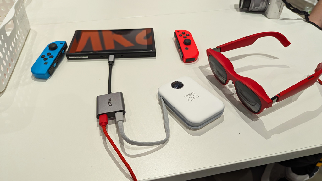 デバイスにUSB給電しながらARグラスが使えるアクセサリー「XREAL Hub