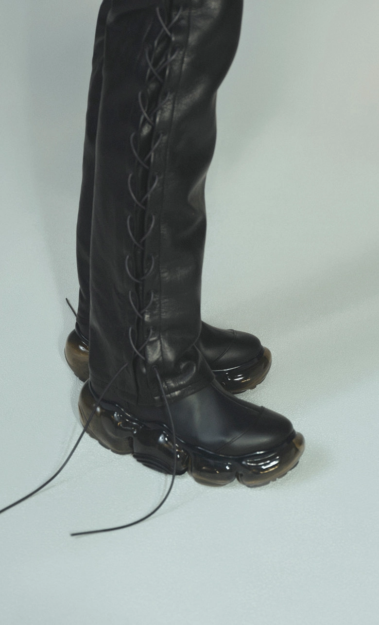 JOHN LAWRENCE SULLIVAN x grounds スタイリングに絶妙な違和感を