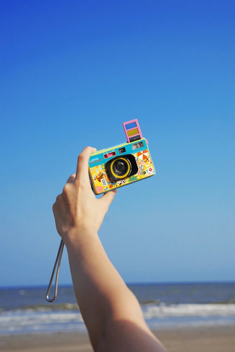 カメラブランドLomographyよりタイ出身アーティストのFluffy Omeletと