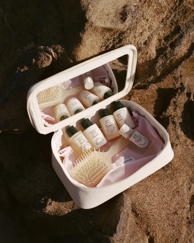 NONFICTION、夏限定のコレクション「ROSE PALE SUMMER」より、香りと