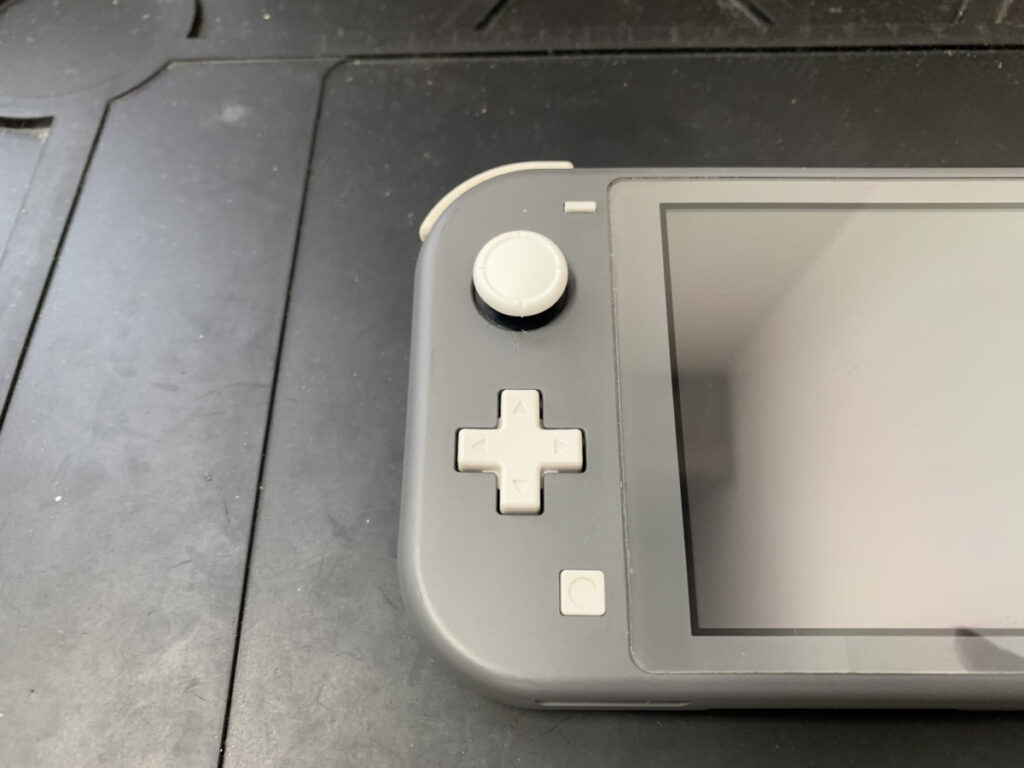 落下の衝撃で左スティックが折れたNintendo Switch Liteの修理依頼