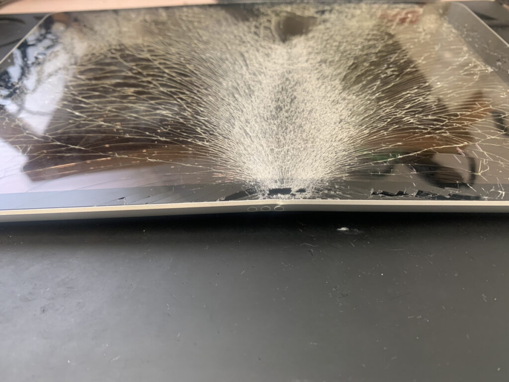 本体が曲がって画面割れと液晶破損が起きているiPad第9世代の修理依頼
