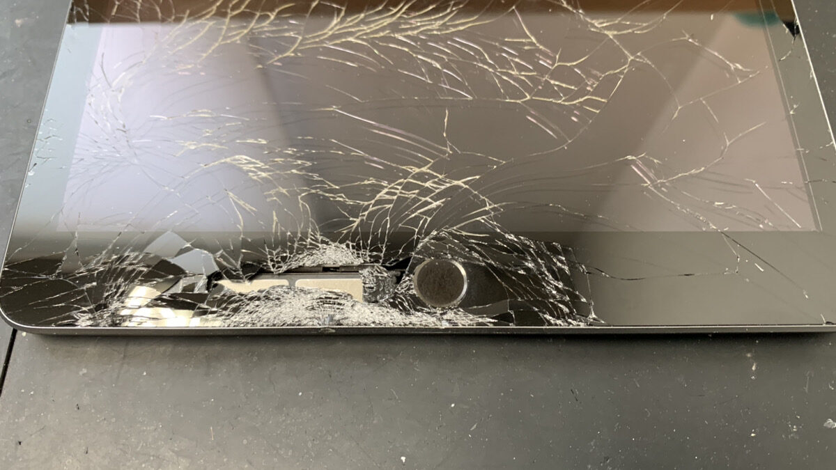 画面下部のガラスが粉々に割れたiPad第9世代の修理依頼 | 【最安値