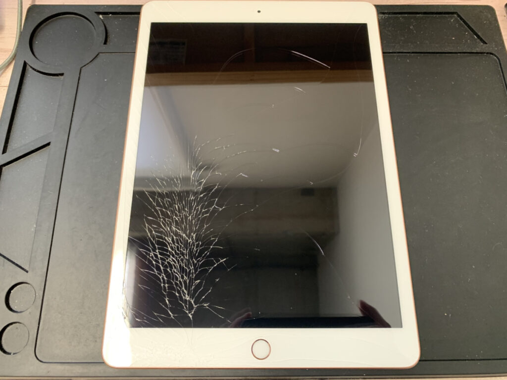学校で使うiPad第8世代の画面が割れてしまった！？ | 【最安値】iPhone