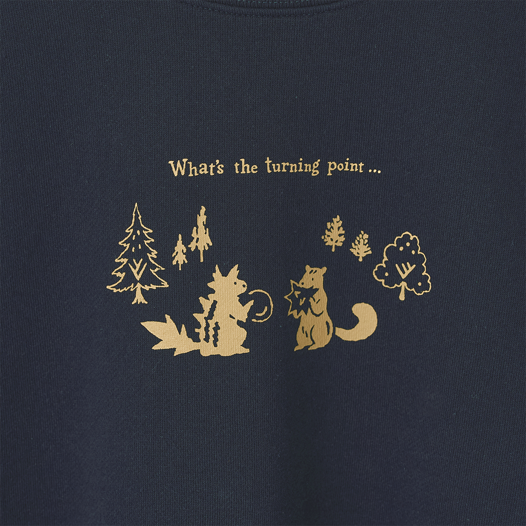 ギザギザのくるみを食べるリス