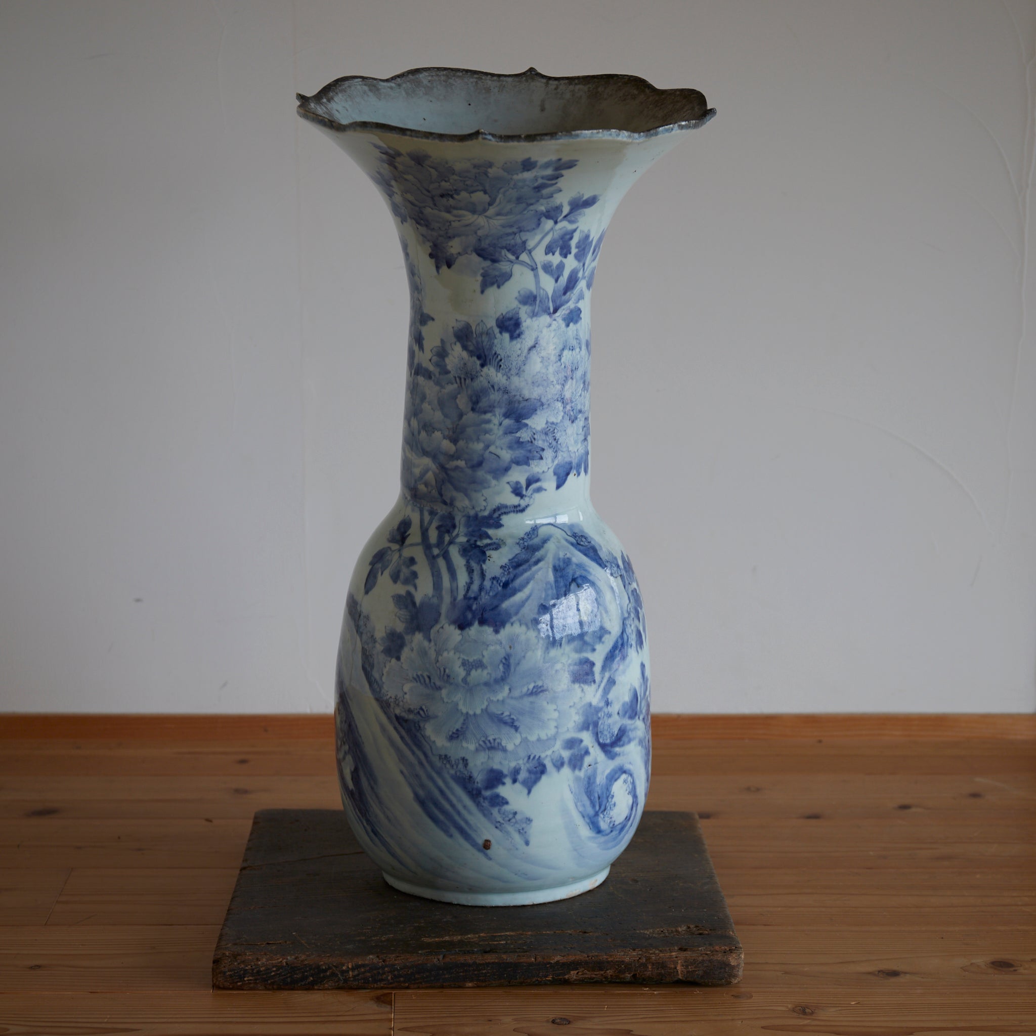 壷□古い李朝染付口広丸壺 砂高台 唐草紋 砂高台 直し有 花器 時代物