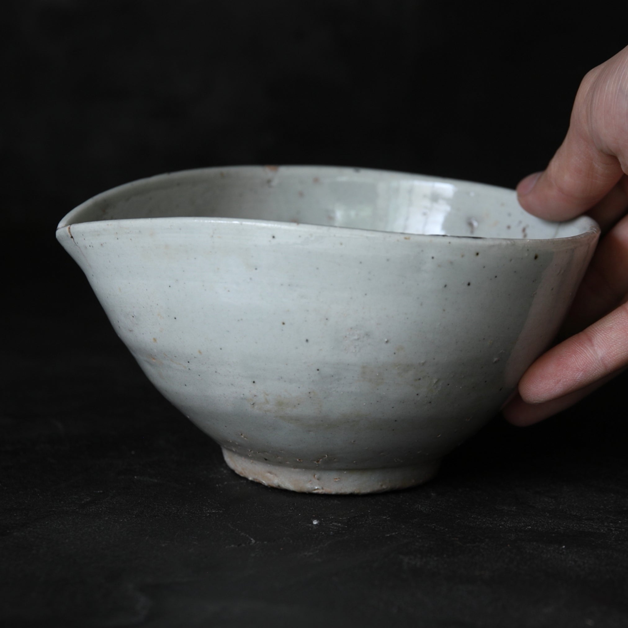 李朝 白磁片口茶碗（1392–1897 CE） | 入蘆花（ロカニイル）